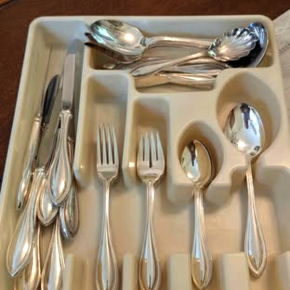 Vintage Oneida Ltd - Silver Plated Flatware - Service for 4 - Plus Servingware - Picture 6 of 6